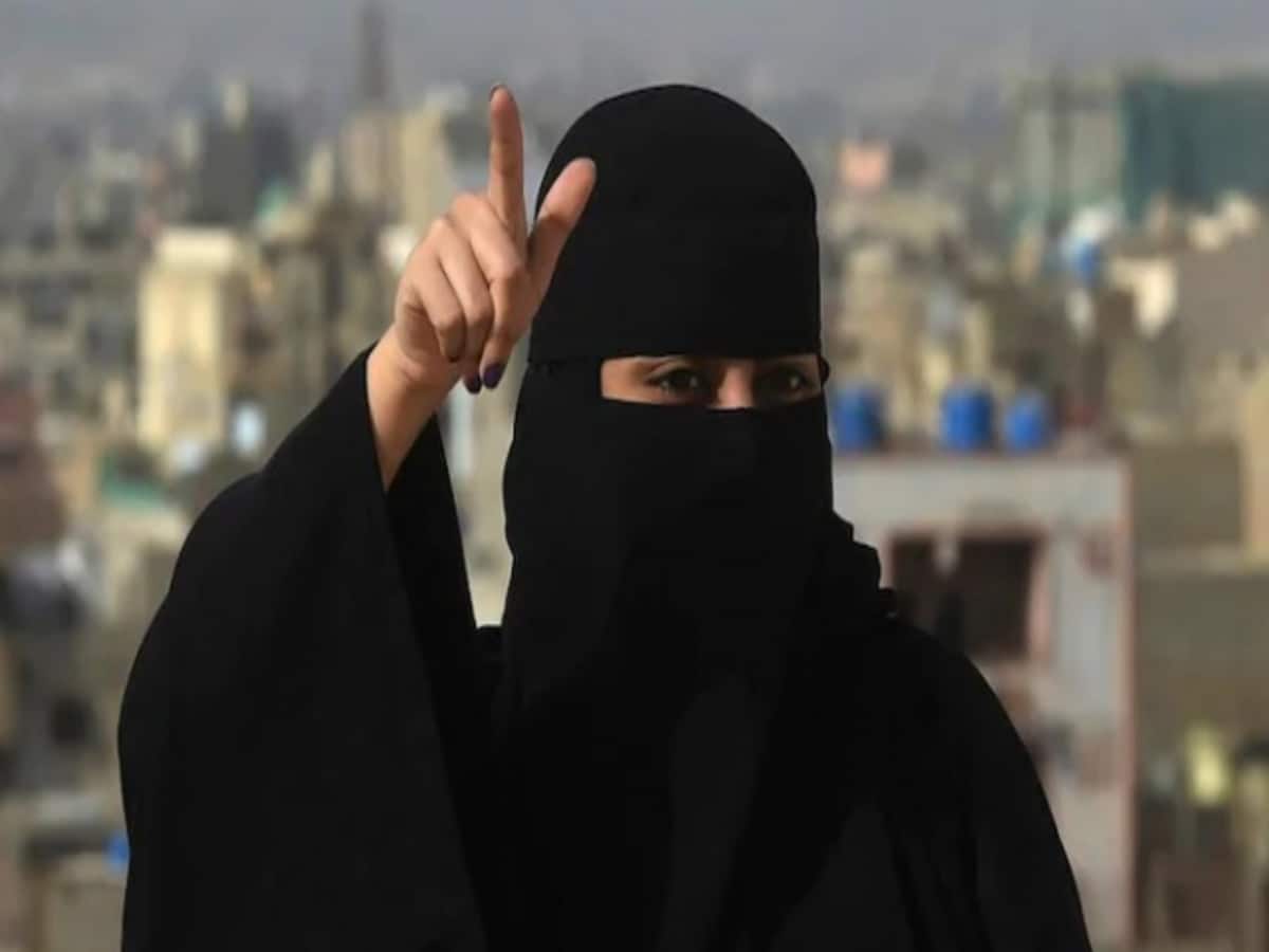 स्विट्जरलैंड में बुरका और नकाब बैन !

चेहरा ढकने पर लगेगा ₹92000 जुर्माना।

स्विस पार्लियामेंट के निचले सदन ने लगाई मुहर।

 इससे पहले फ्रांस, बेल्जियम, ऑस्ट्रिया और नीदरलैंड जैसे देश इस पर प्रतिबंध लगा चुके बैन।