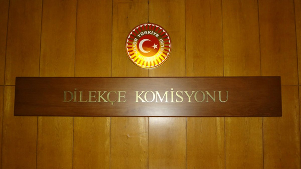darkwebhaber's tweet photo. TBMM Dilekçe Komisyonu'na gelen bazı ilginç başvurular:

🔺Fenerbahçe'nin sahaya diziliş taktiği değiştirilsin.

🔺Ülkedeki tüm vatandaşlara belirli süreli memur olma hakkı tanınsın.

🔺Her 10 yılda bir evliliklere tazelenme zorunluluğu getirilsin.

🔺Türbelerde bulunan mezarların boş olup olmadığı kontrol edilsin.

🔺20 yıl ve üzeri evli kalan ev kadınlarına emeklilik hakkı verilsin.

🔺Yaz mevsiminde tatil için ilçelere geçici olarak yerleşenlerden ek harç ve ek vergi alınsın.