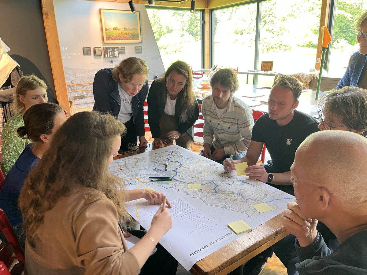 Strootman Landschapsarchitecten (@strootmansl) on Twitter photo Op de 1e #Hondsrugdag hebben we belangrijke stappen gezet voor een nieuwe landschapsvisie! Inwoners, professionals en ondernemers deelden hun ideeën. Trots op het landschap! De volgende Hondsrugdagen zijn op 7.11 en 16.1. <a href="/ProvDrenthe/">Provincie Drenthe</a> <a href="/GemeenteEmmen/">Gemeente Emmen</a> <a href="/gemeenteBO/">Gemeente Borger-Odoorn</a> <a href="/gem_coevorden/">Gemeente Coevorden</a> Op de 1e #Hondsrugdag hebben we belangrijke stappen gezet voor een nieuwe landschapsvisie! Inwoners, professionals en ondernemers deelden hun ideeën. Trots op het landschap! De volgende Hondsrugdagen zijn op 7.11 en 16.1. <a href="/ProvDrenthe/">Provincie Drenthe</a> <a href="/GemeenteEmmen/">Gemeente Emmen</a> <a href="/gemeenteBO/">Gemeente Borger-Odoorn</a> <a href="/gem_coevorden/">Gemeente Coevorden</a>