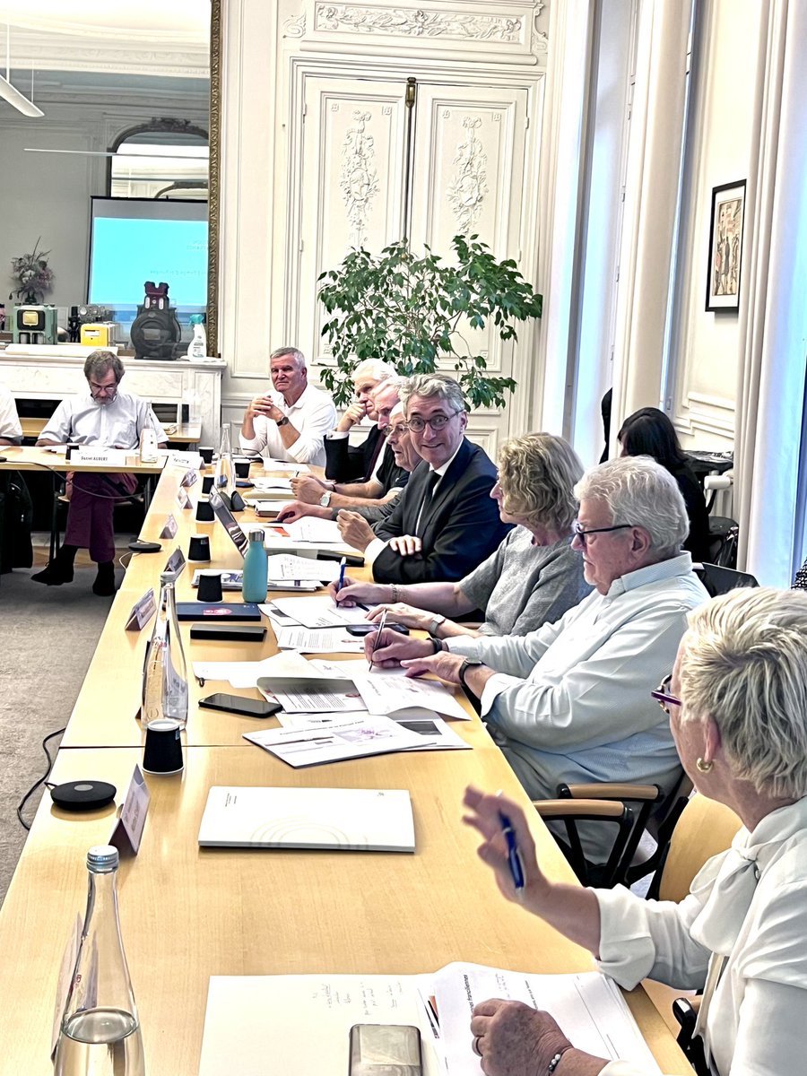 La #Commission consultative paritaire de l’#énergie composée d’élus du <a href="/sigeif75/">Sigeif</a> et des #EPCI du territoire 
échange sur :
- les zones d’accélération #EnR 
-  le #photovoltaïque 
Objectif : coordonner actions &amp; investissements sur les #réseaux d’énergie.
<a href="/Prefet75_IDF/">Préfecture de la région d’Île-de-France</a> <a href="/ARECIDF/">AREC Île-de-France</a>