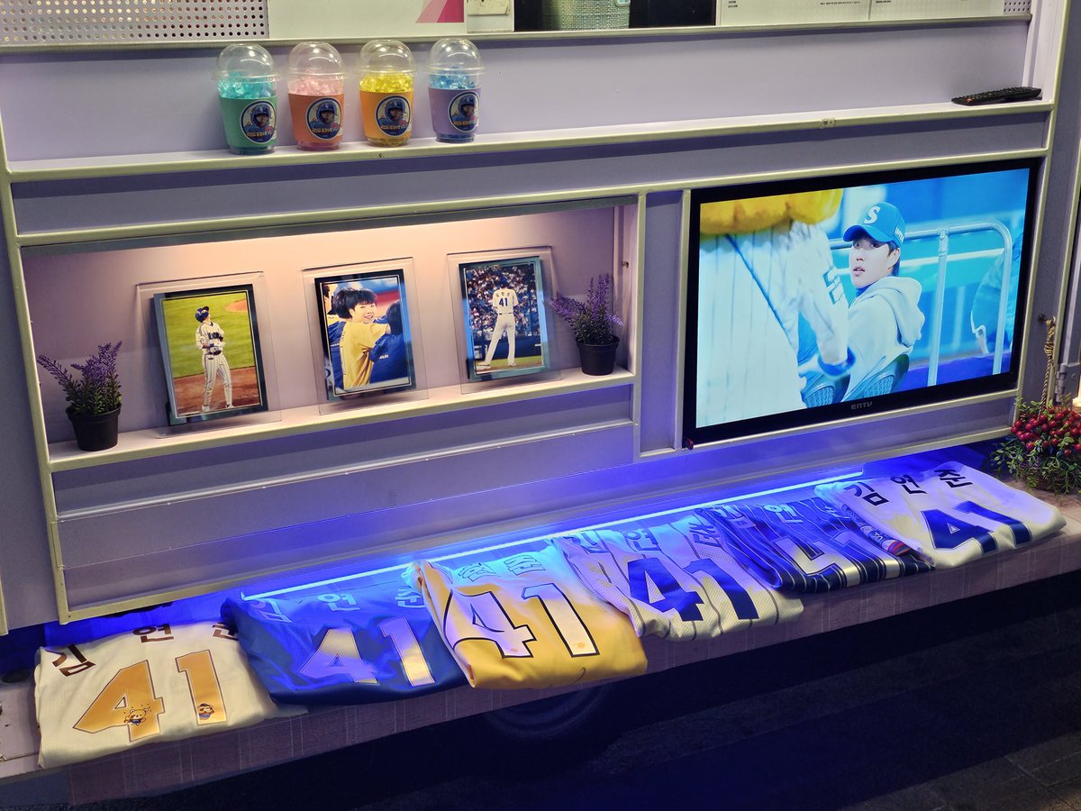 삼성의 미래💙 국보급 중견수로 성장 중인 김현준 선수에게 커피차 전달했습니다🍀 얼마 남지 않은 시즌 현준 선수를 포함한 삼성라이온즈 선수단 모두에게 조금이나마 힘이 되었길 바라요😍