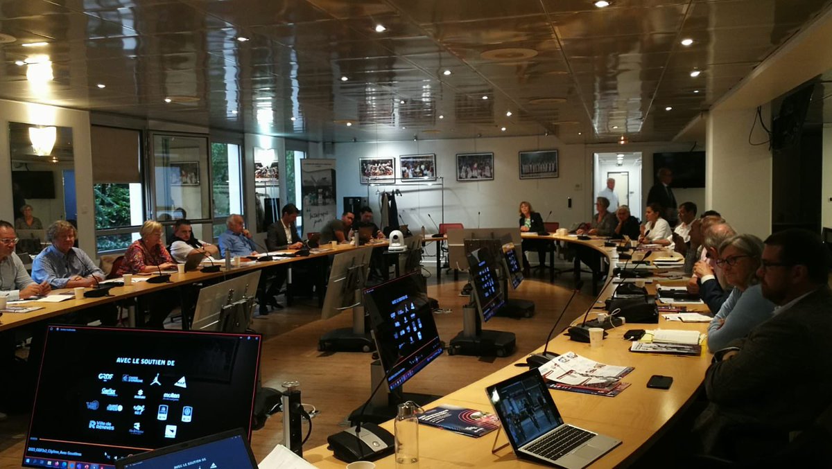 [#ActuANDES] Le premier comité directeur réunit au siège de la <a href="/ffbasketball/">Fédération Française de BasketBall</a> en présence de Jean-Pierre Siutat, son Président. 
Au cœur des débats : Grande cause nationale, PLF 2024, Congrès ANDES 2024, <a href="/salondes_sports/">Salon des Sports et Parasports</a>.