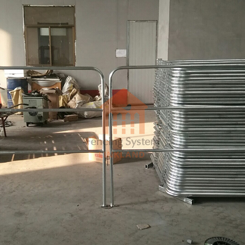 wangxu667886's tweet photo. Our cattle fences are manufactured from high-quality materials for exceptional sturdiness and durability. Fence materials are carefully selected and processed to withstand the impact and pressure of cattle, ensuring the stability and long-term use of the fence. https://t.co/l35kcwP4a6