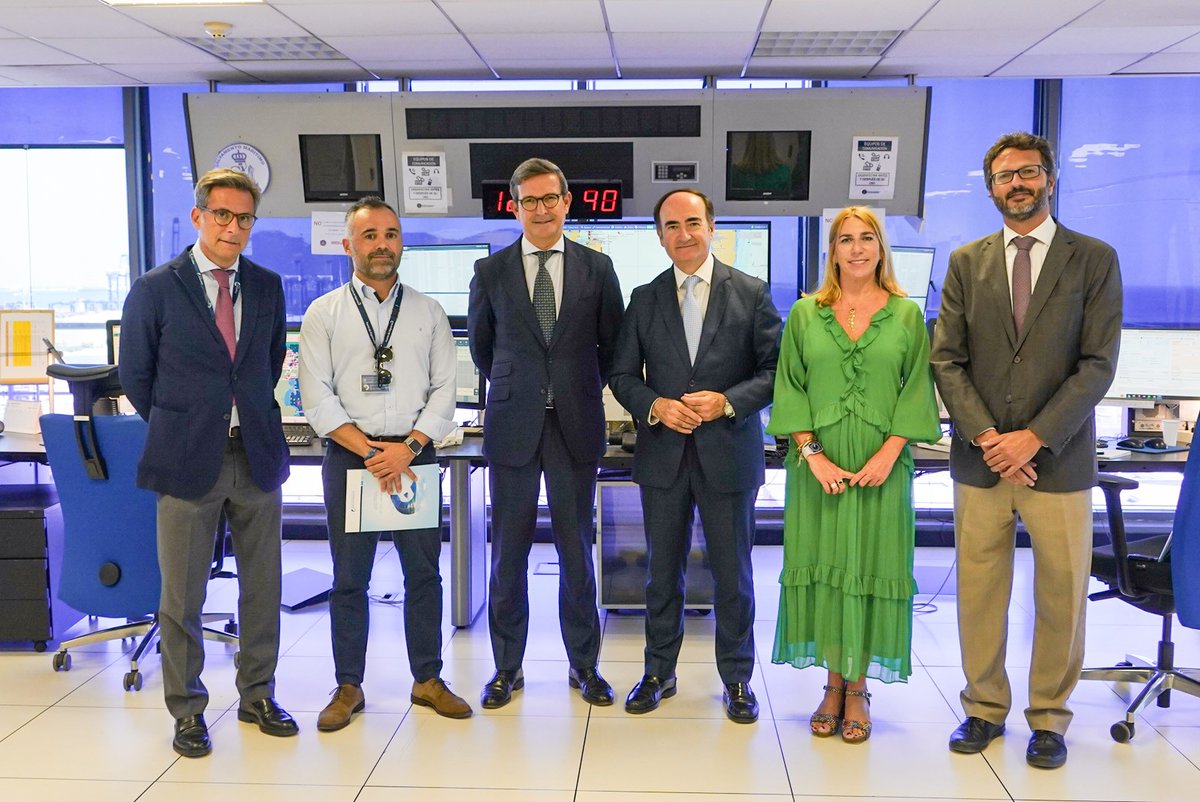 PuertoAlgeciras's tweet photo. 🔵 #Algeciras acogió ayer la interesante jornada de trabajo #PortDays con el objetivo de generar oportunidades de negocio entre España 🇪🇸 y Francia 🇫🇷

Junto a @LachambreEsp y la colaboración de @orange_es+@3DSIberia, contó con la intervención de @ParadelaJSr

#EconomíaAzul🌊 https://t.co/je0rVoCJUo