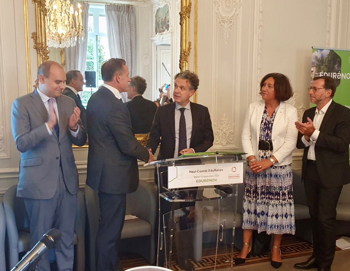 .<a href="/lpoirierdietz/">Laurence Poirier-Dietz</a>, DG #GRDF, mobilisée avec <a href="/enedis/">Enedis</a> en faveur d’#EduRenov, aux côtés de l’État et #collectivités, avec le Ministre <a href="/ChristopheBechu/">Christophe Béchu</a>, <a href="/alexIholroyd/">Alexandre Holroyd</a> et <a href="/oliviersichel/">Olivier Sichel</a>. Un programme dont l’objectif est de massifier la #rénovation énergétique du bâti scolaire. #Energie