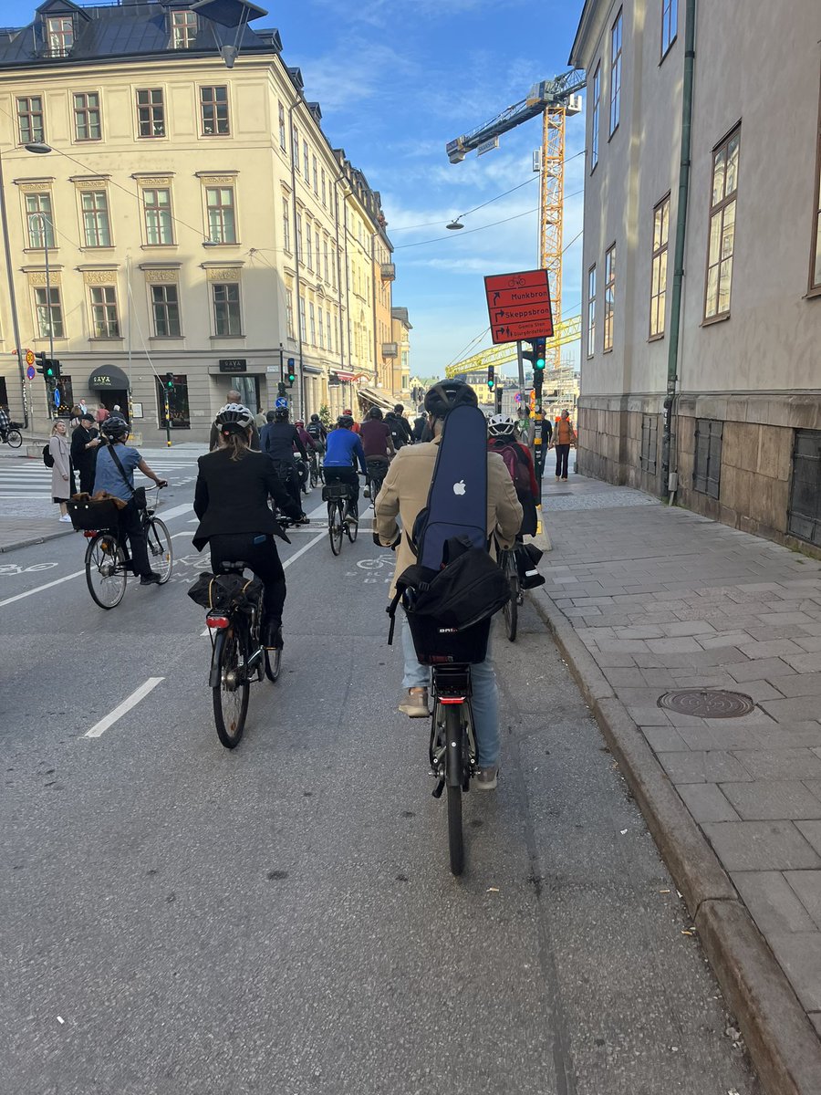 Harrius's tweet image. Ifall ni trodde att den här cyklande violinisten var en PC-kille
