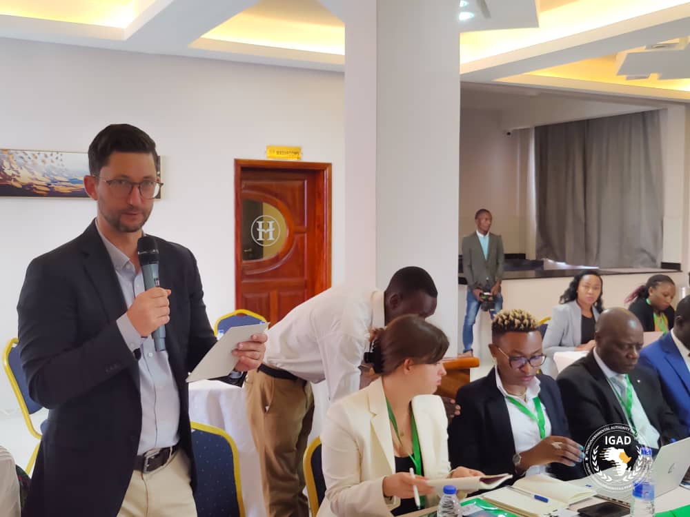 Mr Danny Cutherell, Africa Director for @RefugeeInvest at the opening of the #Uganda Nat'l Consultation Mtg on the Kampala Declaration:

'I'd like to thank @giz_gmbh @hiltonfound @igadsecretariat. We're very excited to be having this discussion in 🇺🇬

Uganda is unique in the...