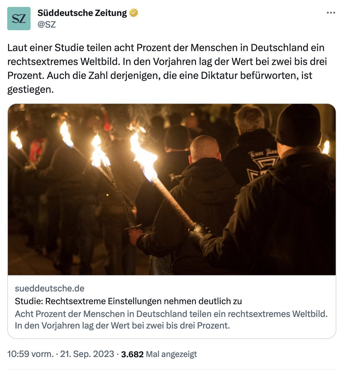 Die neue #MitteStudie der <a href="/FESonline/">Friedrich-Ebert-Stiftung</a> berichtet von einem starken Anstieg rechtsextremer Einstellungen, die „weiter in die Mitte gerückt“ seien.

Berichte dazu sind z. T. mit stereotypen Glatzköpfen und Fackelmärschen bebildert. Das ist ein Problem.🧵
fes.de/referat-demokr…