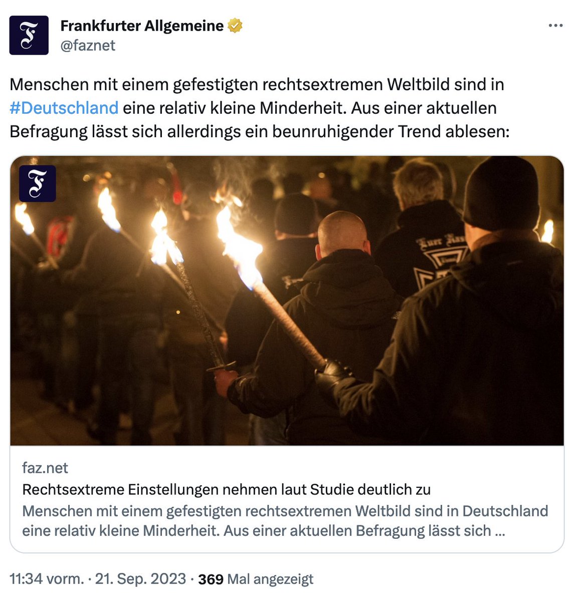 LeaFruehwirth's tweet image. Die neue #MitteStudie der @FESonline berichtet von einem starken Anstieg rechtsextremer Einstellungen, die „weiter in die Mitte gerückt“ seien.

Berichte dazu sind z. T. mit stereotypen Glatzköpfen und Fackelmärschen bebildert. Das ist ein Problem.🧵
fes.de/referat-demokr…