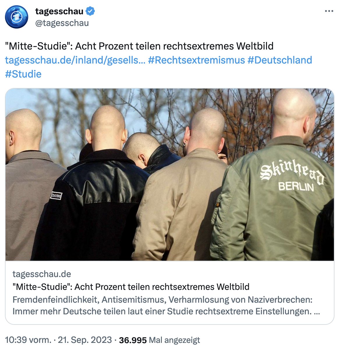 LeaFruehwirth's tweet image. Die neue #MitteStudie der @FESonline berichtet von einem starken Anstieg rechtsextremer Einstellungen, die „weiter in die Mitte gerückt“ seien.

Berichte dazu sind z. T. mit stereotypen Glatzköpfen und Fackelmärschen bebildert. Das ist ein Problem.🧵
fes.de/referat-demokr…