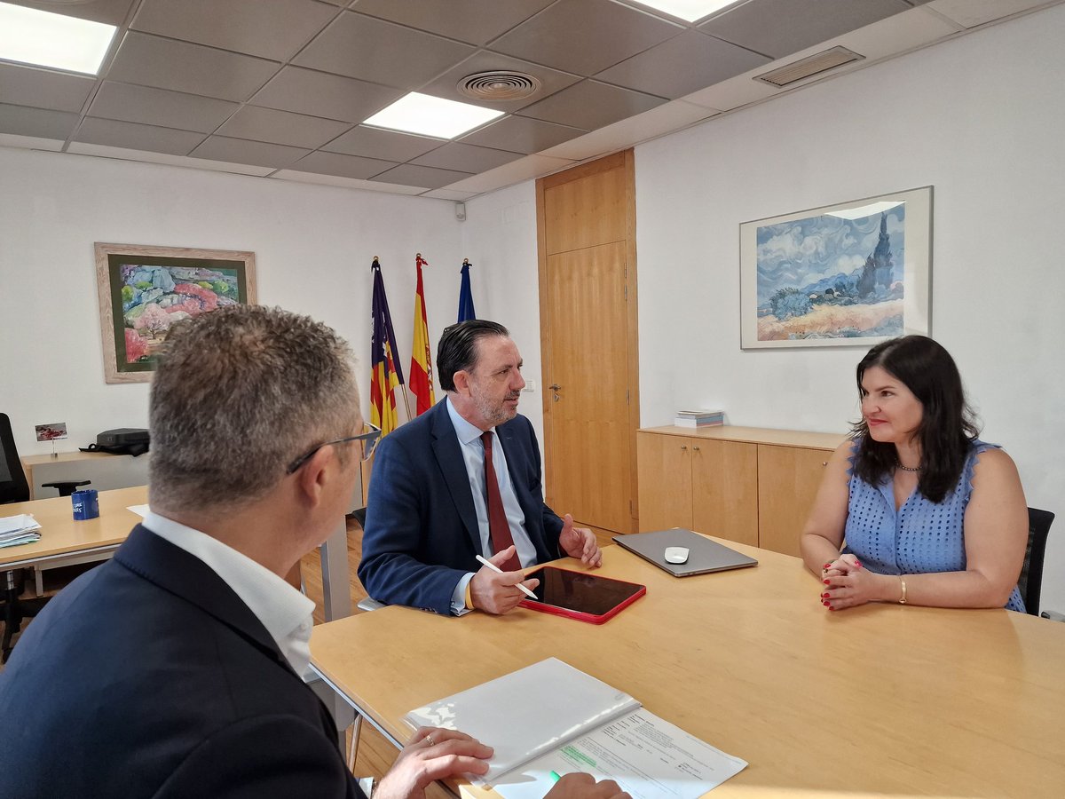 conselleriaEOE's tweet photo. 📢 Reunión de nuestro conseller, @coopetidor, y nuestro director general, José Antonio Caldés, con la regidora del @ajuntpalma, @Guadalupe_F_M, y los directores generales, @JATormo09, y @tonifusterb. Una primera toma de contacto para hablar de #comercio 🛒 y #autónomos 👨‍💻. https://t.co/G32l9ZWfYh