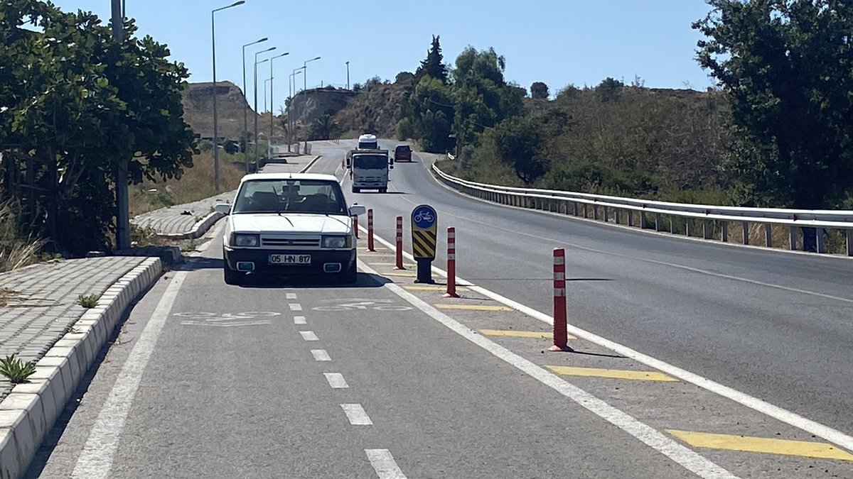 _hdoganay_'s tweet photo. @ihbar_trafik foça da bisiklet yolunu tamamen kapatıp park eden odun. https://t.co/Ulfufx183q
