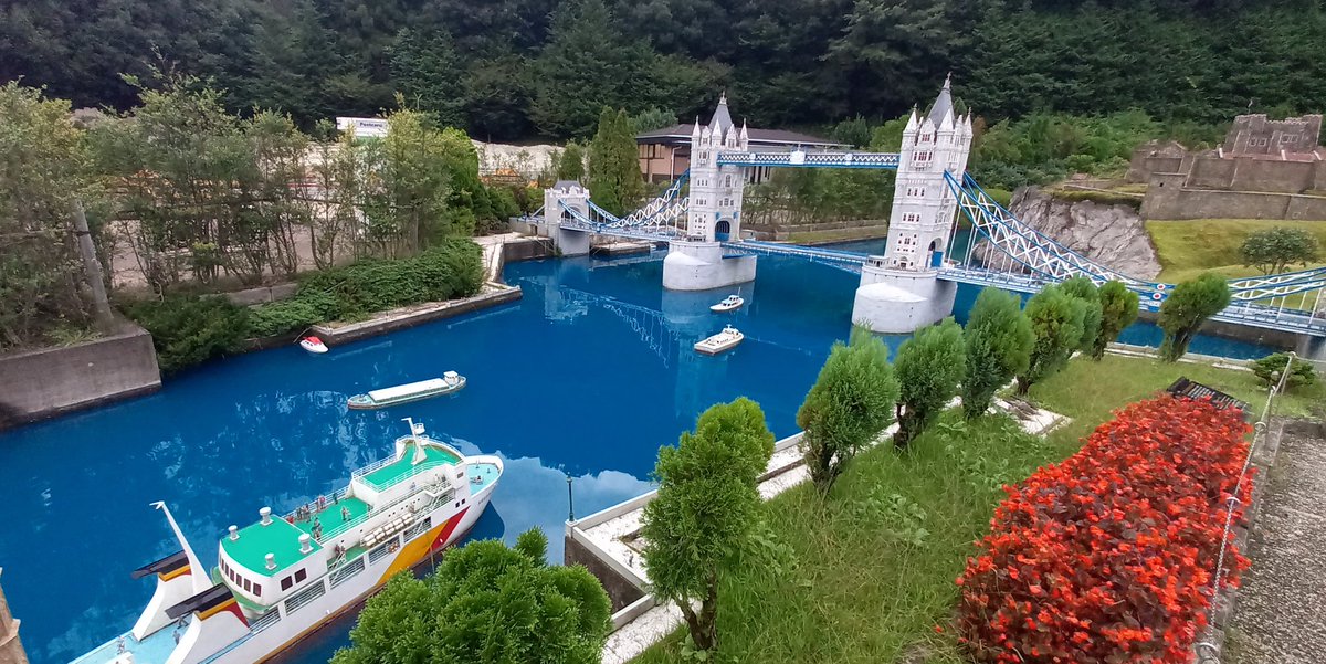 【おすすめ100円ギミック③】
タワーブリッジ🌉
橋の中央が上へ開き、手前の大きな船が悠々と通ります🚢
今は橋の奥側からも見られるようになったので、2つの見方をお楽しみ下さい！
あっ、大きな船には人形も乗ってますよー😗👍
#東武ワールドスクウェア #タワーブリッジ #ミニチュア #人形