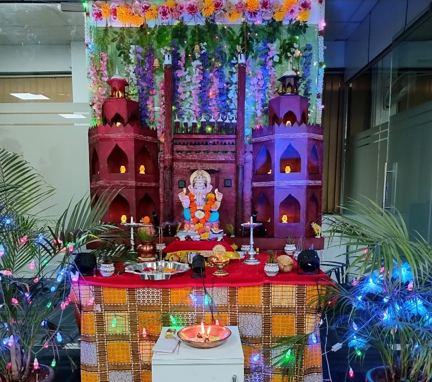 SystechSolutio3's tweet image. विघ्नहर्ता तू विघ्नविनाशक…..
तूच भरलासी त्रिभुवनी,
अन उरसी तूच ठायी ठायी….
जन्मची ऐसे हजारो व्हावे,
ठेविण्या मस्तक तूज पायी 🙏😇

#systechsolutions #Ganeshotsav2023 #ganapatibappamorya #mangalmurtimorya