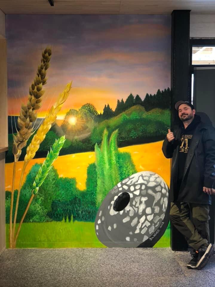 Trunderbolt's tweet photo. It’s been 1 year ago today that I made this mural in Selbu right outside of Trondheim. It’s in an organic-bakery called «Lykkemat». I used spraycans and acrylic-paint. One of my favourites. #Selbu #Lykkemat #art #kunst #bugge #buggeklosser #organic #bakery #flours #grain #sun https://t.co/Qx83KnMMlS