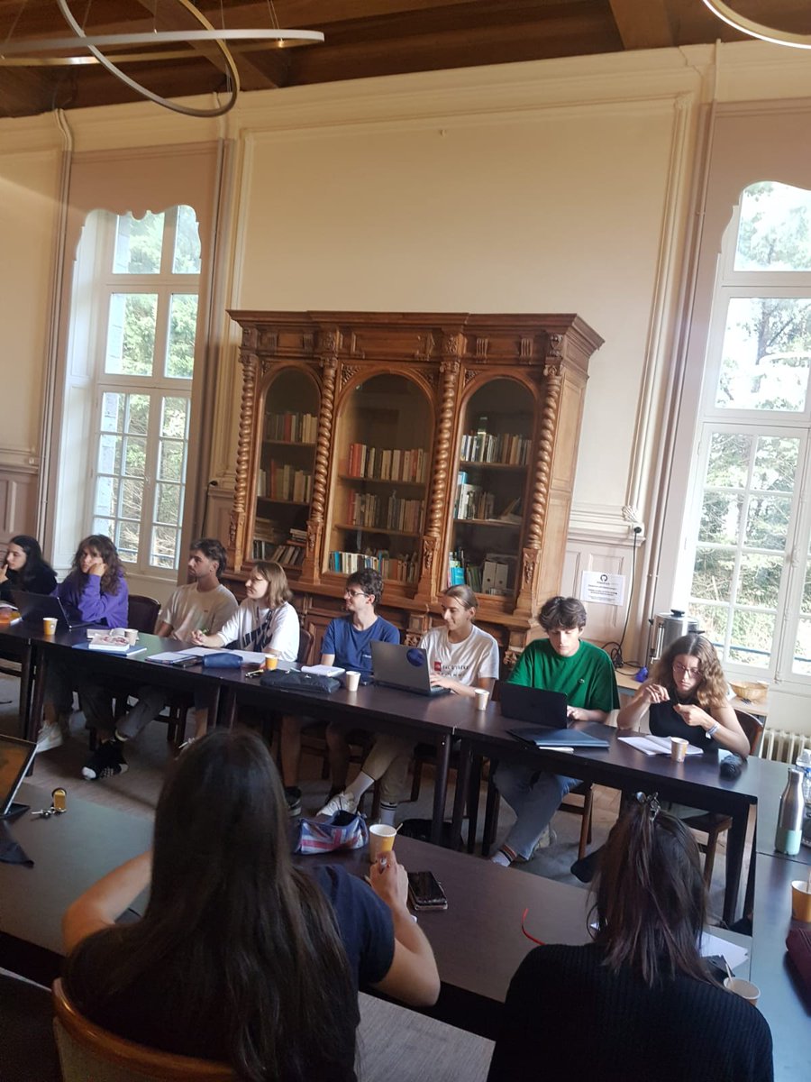 UMR_BOREA's tweet photo. #JeudiPhoto
 @dysponetus et @TarikMeziane, professeurs au @Le_Museum  avec les étudiants en Master du @MNHN_recherche en salle et sur le terrain pour un enseignement au plus proche des sujets d'étude : les écosystèmes côtiers naturels et artificialisés des côtes normand-bretonnes https://t.co/oTTne6aLpw