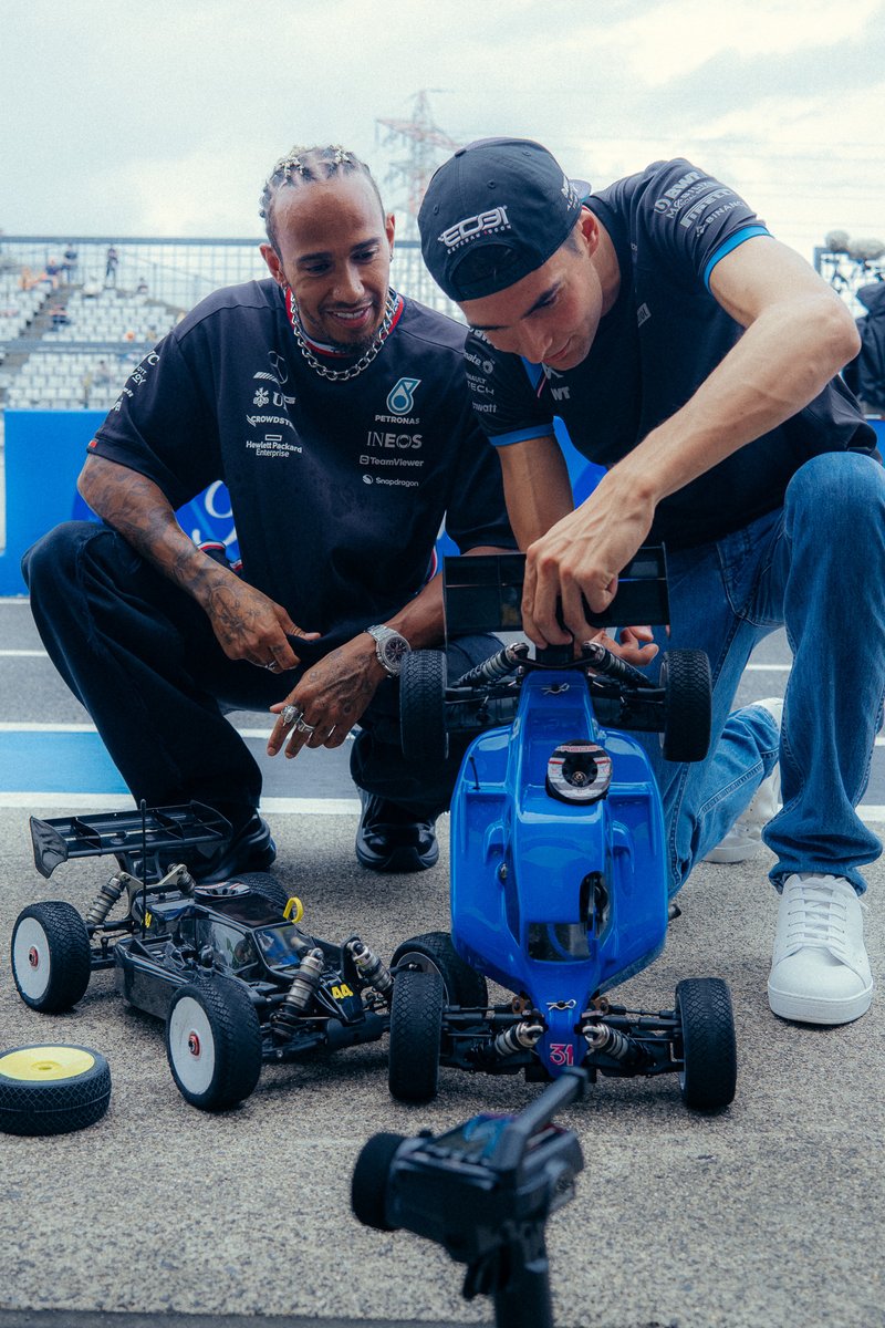 AlpineF1Team's tweet photo. Some RC car racing with @OconEsteban and @LewisHamilton 👌

#Alpine #JapaneseGP https://t.co/dtlRxGm5G5