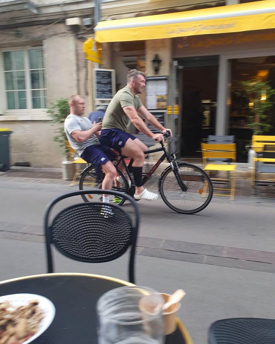 📸 The best photo from the 2023 @RugbyWorldCup 😆

Top marks to the alert photographer who took this brilliant pic of Peter O’Mahony &amp; Keith Earls in France 🙌 🚲