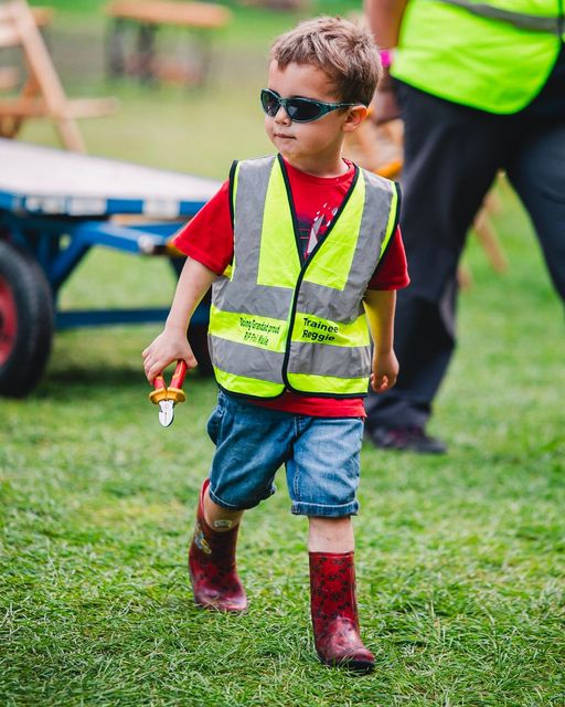 All hands on deck 🛠️

Young Ludlow Food Festival trainee Reggie, (Grandson of former Chairman Phil Maile) was helping out all weekend at this year's Festival. Well done Reggie! ❤️