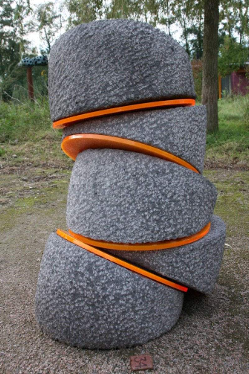 Tijdens de Kunstroute zijn er op unieke locaties bijzondere projecten te bewonderen. Ga bijvoorbeeld mee met een rondleiding langs de beelden op het terrein van begraafplaats Rijnhof of De Heemtuin. Lees meer via ow.ly/9xES50POc5a Kunstwerk: J. Melei