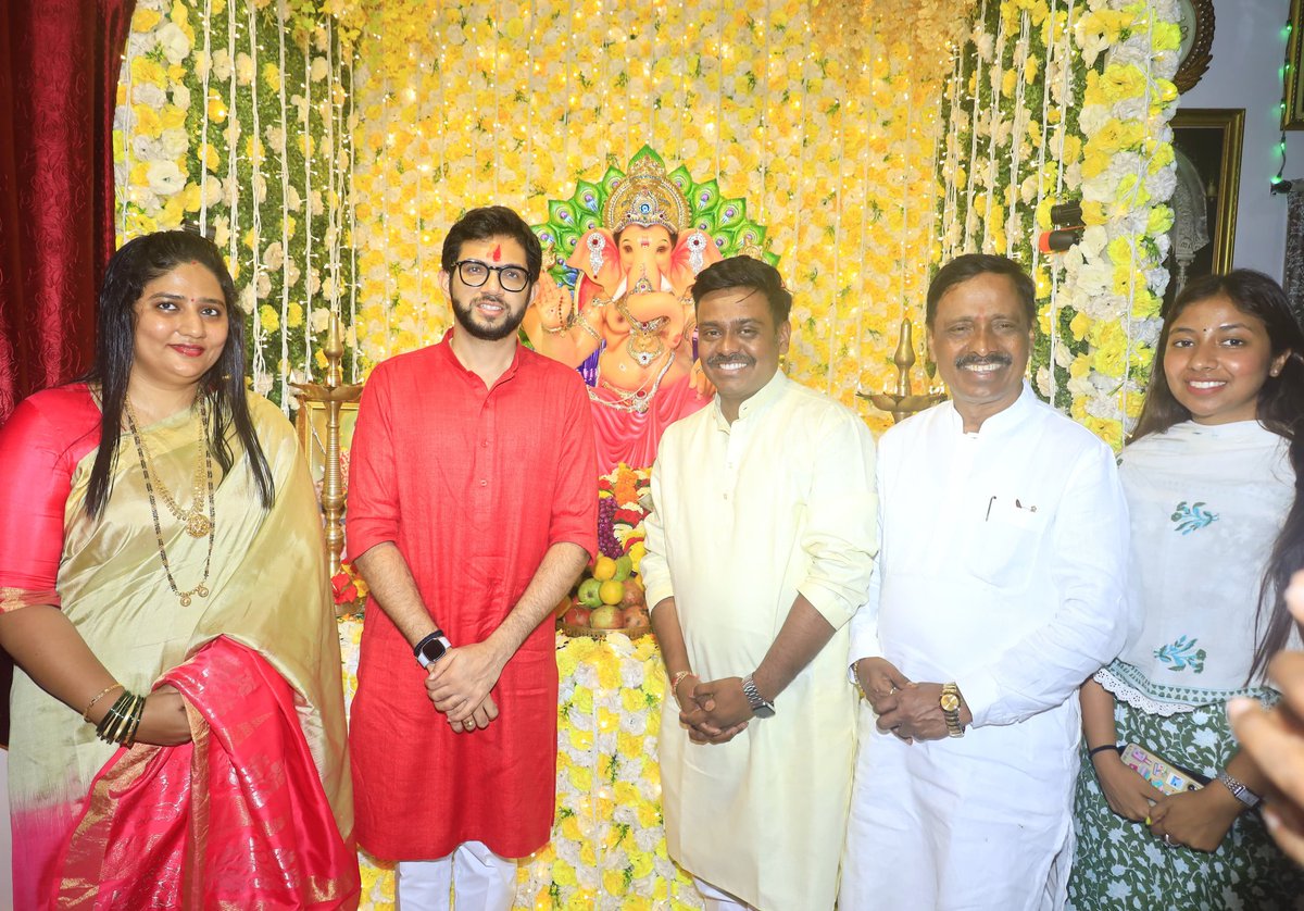 AUThackeray's tweet photo. आज तळगाव येथे खासदार विनायक राऊत जी ह्यांच्या घरी विराजमान गणरायाचे दर्शन घेतले. तसेच राऊत कुटुंबियांना गणेशोत्सवाच्या शुभेच्छा दिल्या.

कोकणातला गणेशोत्सव भजनाशिवाय अपूर्णच! आज हा योग जुळून आला. राऊत ह्यांच्या निवासस्थानी भजनी मंडळींसह भजनाचा आनंद घेतला. मृदंगाची थाप, टाळाचा नाद आणि भजनात तल्लीन झालेल्या भजनी मंडळींचा जोश पाहिल्यावर कोकणात हर्षउल्हासात साजरा होणाऱ्या गणेशोत्सवाची प्रचिती येते!