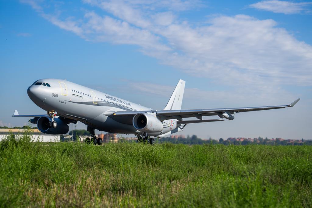 AirbusDefence's tweet image. That makes a dozen ✅️ - the @Armee_de_lair received their 12th A330 Multi-Role Tanker Transport. The #A330MRTT 'Phénix' fleet is an important asset of military force projection, enabling the French Air and Space Force to deploy to any theatre of operations in the 🌏 in less