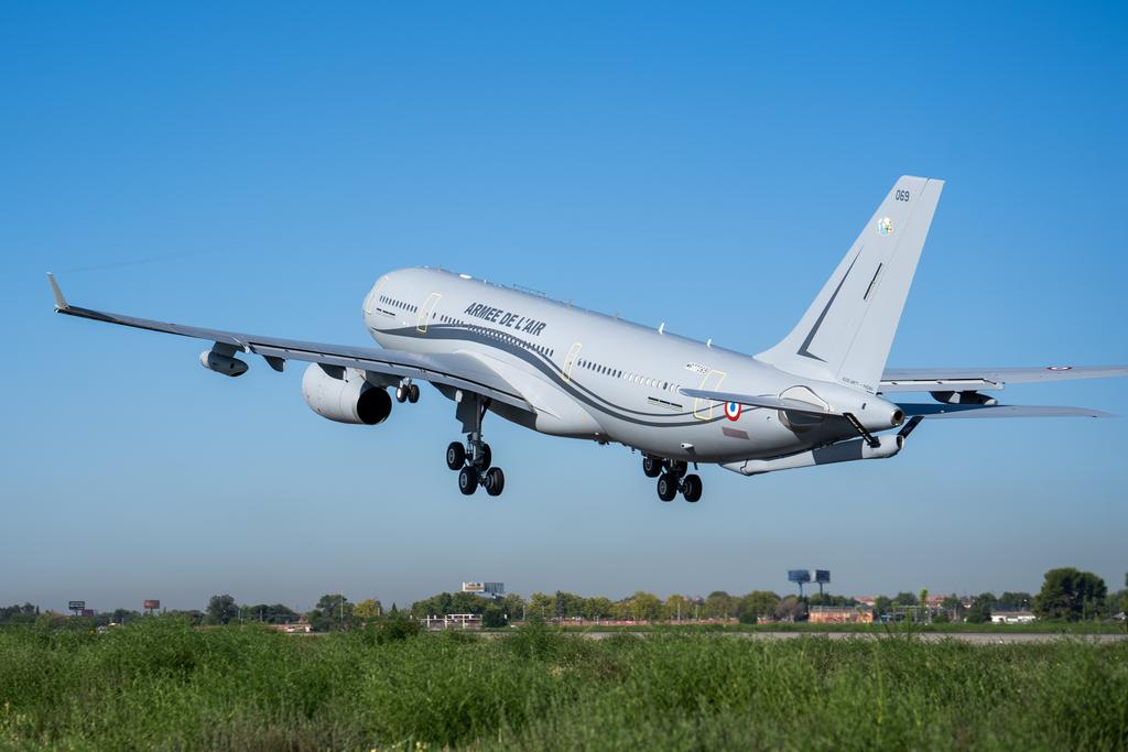 AirbusDefence's tweet image. That makes a dozen ✅️ - the @Armee_de_lair received their 12th A330 Multi-Role Tanker Transport. The #A330MRTT 'Phénix' fleet is an important asset of military force projection, enabling the French Air and Space Force to deploy to any theatre of operations in the 🌏 in less
