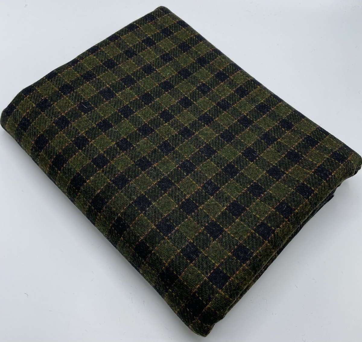 KabbaniTextiles's tweet image. Hello everyone 😁its been sometime since i shared some lovely tweed with you. However we are back as the autumn and winter kicks in, and the first offer is a beautiful green &amp;amp; blue square check design. 

#madeinengland #tweed #patchworking 

ebay.co.uk/itm/2959406239…