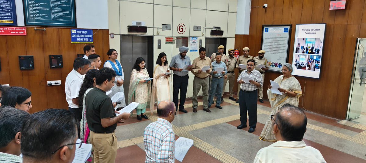 Sh. Rajesh Puri, Chief Commissioner, CGST Chandigarh Zone administered Swachhta Pledge including Pledge for Single Use Plastic (SUP) ban and Zero waste events to officers and staff of zone as part of the Swachhta hi Sewa (SHS) Pakhwada, 2023.
