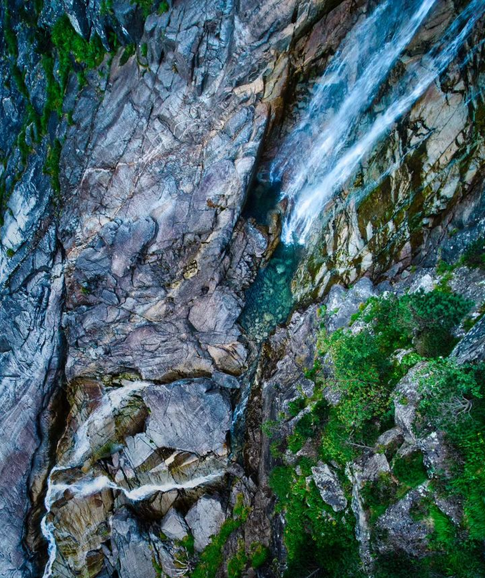 Le coup de 🧡 du jour ! Une magnifique vue aérienne de la cascade de Nerech ! C'est dans le couserans que se situe cette magnifique cascade, l'une des plus abondantes de notre territoire! 📸Merci à @dorian_photoshoot / Instagram pour ce cliché ariègement beau !