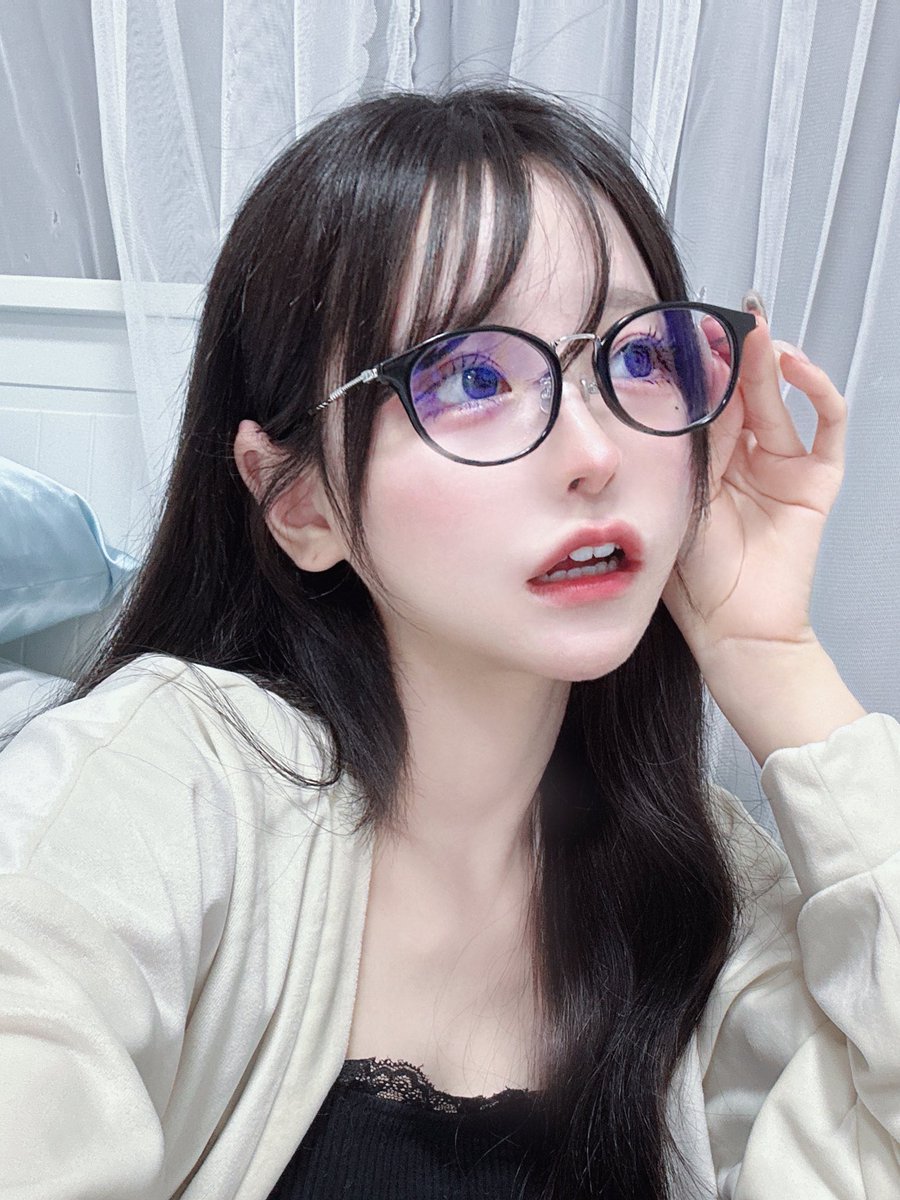 na1m0n0nedal1's tweet photo. めがね姿もすき？ https://t.co/ehcQlT38uR