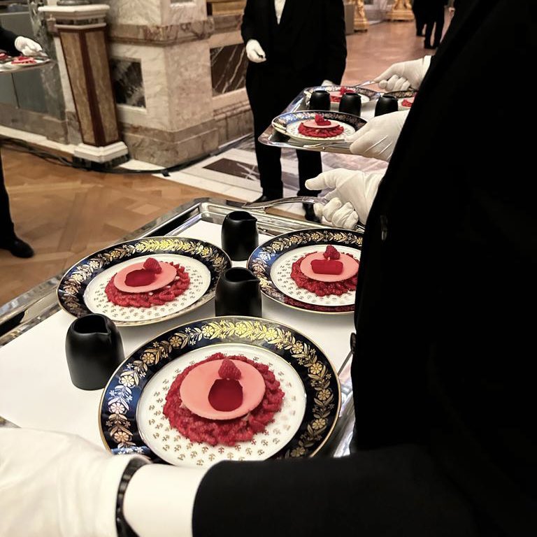 PierreHerme_FR's tweet photo. Le Roi Charles III et la Reine consort ainsi que les 150 convives ont pu déguster lors du dîner d’État à Versailles, une réinterprétation de la pâtisserie Ispahan sous la forme d’un dessert à l’assiette. https://t.co/573gCDIqVP