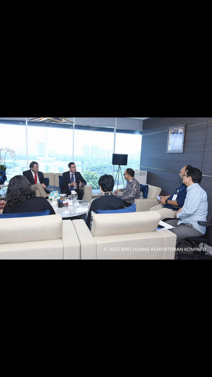 The Danish Embassy was delighted to visit the Indonesian Minister of Communication and Information, Budi Arie Setiadi, to discuss cooperation between Denmark and Indonesia in developing Public Protection Disaster Relief 👷 We hope to further cooperation! 🇩🇰🇮🇩Foto: AYH/Kominfo