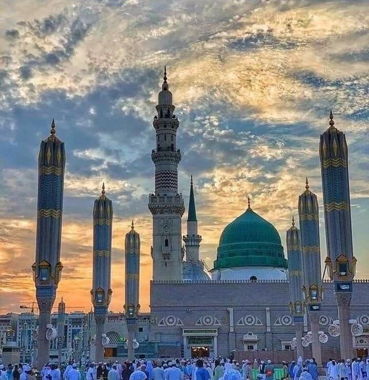UrduVirsa's tweet photo. لوگ تاج محل کو محبت کی علامت قرار دیتے ھیں مگر یقین کریں کہ عثمانی دور میں مسجد نبوی ﷺ کی تعمیر تعمیرات کی دنیا میں محبت اور عقیدت کی معراج ھے
ذرا پڑھیے اور اپنے دلوں کو عشق نبی ﷺ سے منور کریں ۔

ترکوں نے جب مسجد نبوی کی تعمیر کاارادہ کیا تو انہوں نے اپنی وسیع عریض ریاست میں اعلان کیا کہ انھیں عمارت 
سازی سے متعلق فنون کے ماہرین درکار ھیں، اعلان کرنے کی دیر تھی کہ ھر علم کے مانے ھوۓ لوگوں نے اپنی خدمات پیش کیں، 
سلطان کے حکم سے استنبول کے باہر ایک شہر بسایا گیا جس میں اطراف عالم سے آنے والے ان ماہرین کو الگ الگ محلوں میں بسایا گیا اس کے بعد عقیدت اور حیرت کا ایسا باب شروع ھوا جس کی نظیر مشکل ھے خلیفۂ وقت جو دنیا کا سب سے بڑا فرمانروا تھا شہر میں آیا اور ھر شعبے کے ماہر کو تاکید کی کہ اپنے ذھین ترین بچے کو اپنا فن اس طرح سکھاۓ کہ اسے یکتا و بیمثال کر دے اس اثنا میں ترک حکومت اس بچے کو حافظ قرآن اور شہسوار بناۓ گی 

دنیا کی تاریخ کا یہ عجیب و غریب منصوبہ کئی سال جاری رھا 25 سال بعد نوجوانوں کی ایسی جماعت تیار ہوئی جو نہ صرف اپنے شعبے میں یکتاۓ روزگار تھے بلکہ ہر شخص حافظ قرآن اور باعمل مسلمان بھی تھا یہ لگ بھگ 500 لوگ تھے اسی دوران ترکوں نے پتھروں کی نئی کانیں دریافت کیں، جنگلوں سے لکڑیاں کٹوایٔیں، تختے حاصل کئے گئے اور شیشے کا سامان بہم پہنچایا گیا،
یہ سارا سامان نبی کریم ﷺ کے شہر پہنچایا گیا تو ادب کا یہ عالم تھا کہ اسے رکھنے کے لیۓ مدینہ سے دور ایک بستی بسائی گیٔ تا کہ شور سے مدی��ہ کا ماحول خراب نہ ھو، 

نبی ﷺ کے ادب کی وجہ سے اگر کی پتھر میں ترمیم کی ضرورت پڑتی تو اسے واپس اسی بستی بھیجا جاتا ماھرین کو حکم تھا کہ ھر شخص کام کے دوران با وضو رھے اور درود شریف اور تلاوت قرآن میں مشغول رھے ھجرہ مبارک کی جالیوں کو کپڑے سے لپیٹ دیا گیا کہ گرد غبار اندر روضہ پاک میں نہ جاۓ ستون لگاۓ گئے کہ ریاض الجنت اور روضہ پاک پر مٹی نہ گرے یہ کام پندرہ سال تک چلتا رھا اور تاریخ عالم گواہ ھے ایسی محبت ایسی عقیدت سے کوئی تعمیر نہ کبھی پہلے ہوئی اور نہ کبھی بعد میں ھو گی ۔💞

منقول