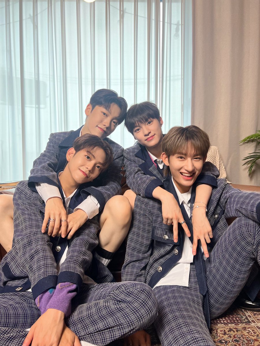 TOZ_YYent's tweet photo. [#TOZ]

みんなやっほぉ〜♪
まるで𝓡𝓞𝓨𝓐𝓛𝓕𝓐𝓜𝓘𝓛𝓨✨🤭
明後日ついにデビューショーケースの日ですね！ドキドキ💓ワクワク✊
僕らと一緒に楽しい𝓜𝓐𝓖𝓘𝓒 𝓗𝓞𝓤𝓡🕐を過ごしましょう！まっててね！

#ANTHONNY #HART 
#YUTO #TAKUTO
#アントニー #ハルト 
#ユウト #タクト https://t.co/PF6tqtcMX9