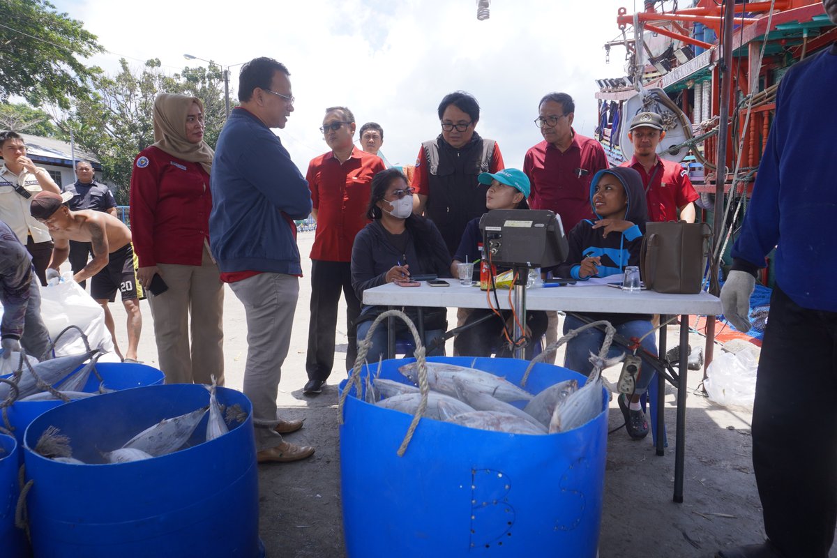 Kegiatan kemudian dilanjutkan dengan meninjau pembongkaran ikan tuna dan meninjau aktivitas perikanan tangkap di kawasan dermaga PPS Bitung

#KKPThrive #DJPTBersinergi #EkonomiBiru