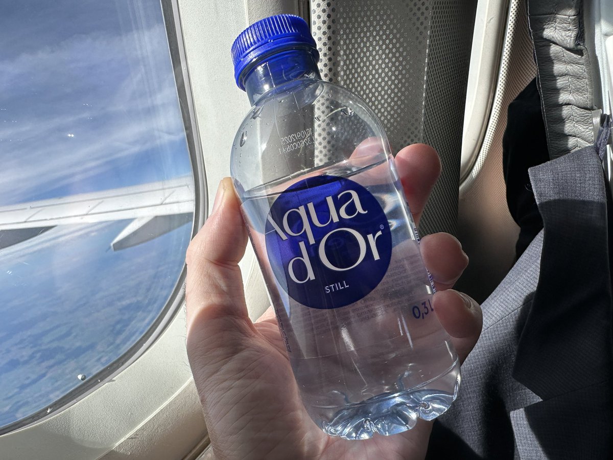 Wasserflaschen auf Inlandsflügen, Self-Check-in und eine Hotline, die unerreichbar ist. Das Einzige, woran man die #Lufthansa noch von Billig-Airlines unterscheiden kann, ist der Preis.