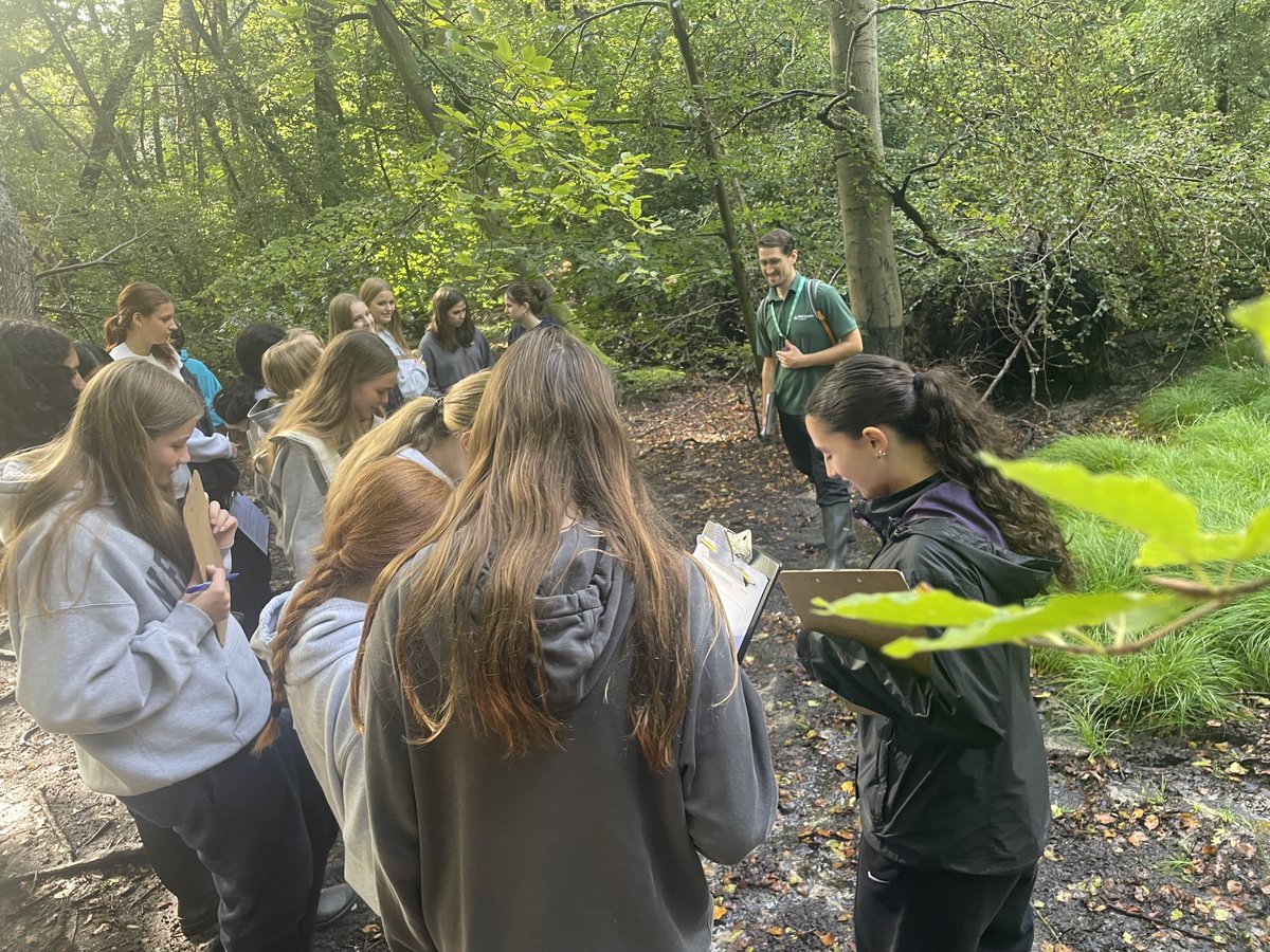 AndrewBoardman's tweet image. @ChanningSchool wonderful Year 11 Geographers studying rivers today @FSCEppingForest . Hypothesis testing The Bradshaw model. Stop 1 the source of the river  #GEOGRAPHY