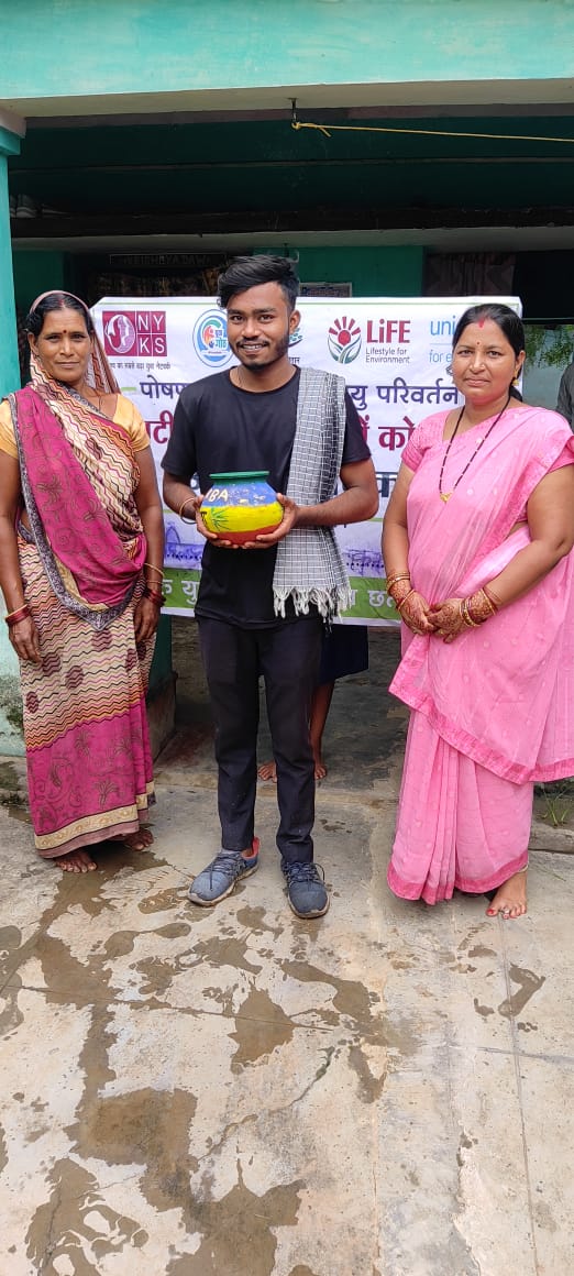 KorbaNyks's tweet photo. नेहरू युवा केंद्र कोरबा (छत्तीसगढ़) के तत्वाधान में विकासखंड कटघोरा के ग्राम चिंदपुर में स्वयंसेवक यूपनारायण यादव और उनके युवा साथी द्वारा घर घर जाके #MeriMaatiMeraDesh अभियान के अंतर्गत कलश में चावल एकत्रित किया गया|
@Nyksindia @PIBRaipur @YASMinistry @dyokorbacgnyks @YupYadav https://t.co/jlW7rpV4Yq