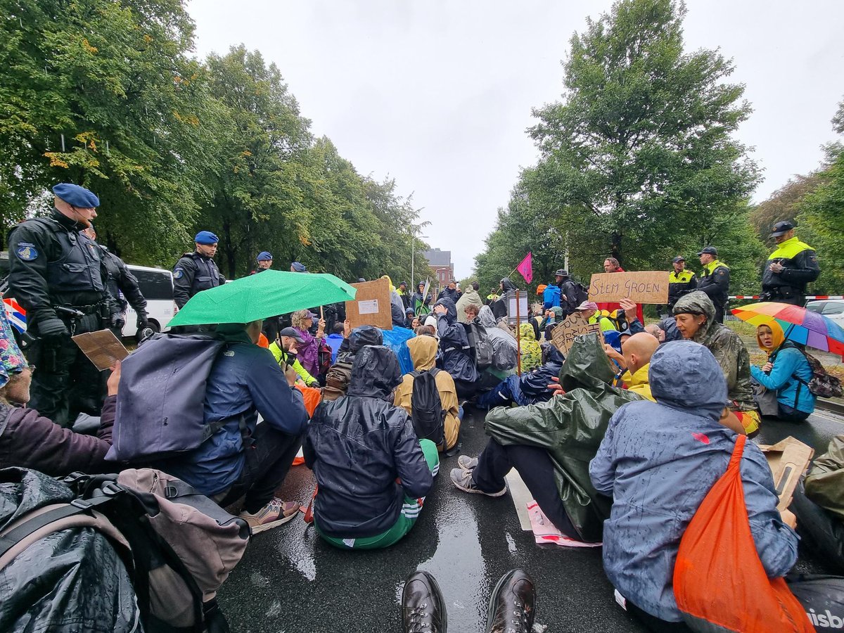 NLRebellion's tweet photo. A12-blokkade dag 13. Jaarlijks 39,7 tot 46,4 miljard euro fossiele subsidies. Absurd en misdadig. 

Wij blijven terugkomen. Iedere dag 12:00 uur #A12 

Meedoen? Zaterdag 23 september wordt een grote. Zorg dat jij erbij bent:  https://t.co/7NU9xEVyVh

#StopFossieleSubsidies https://t.co/DFbQYqtz5u