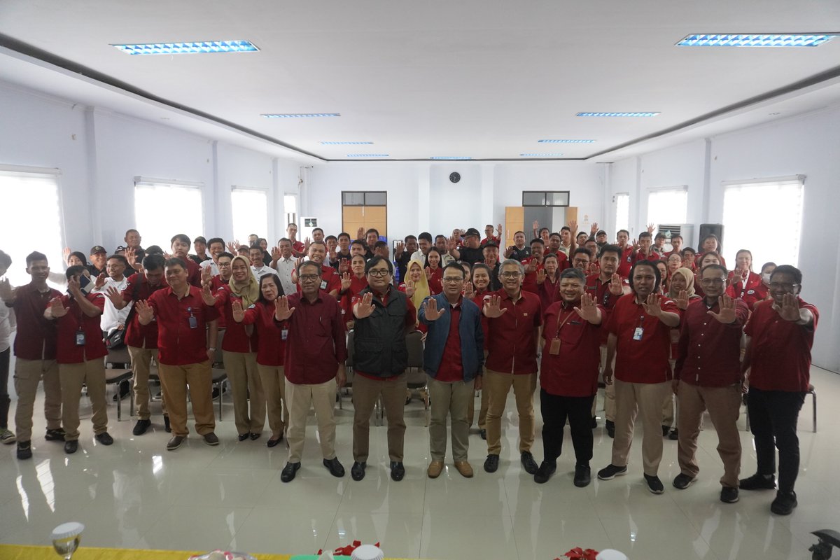 Pada kesempatan tersebut, Inspektur II @ITJEN_KKP Lutfi meminta agar para pegawai tetap menjunjung tinggi integritas dan terus meningkatkan profesionalitas serta semangat dedikasi tinggi dalam setiap penugasan

#KKPThrive #DJPTBersinergi #EkonomiBiru