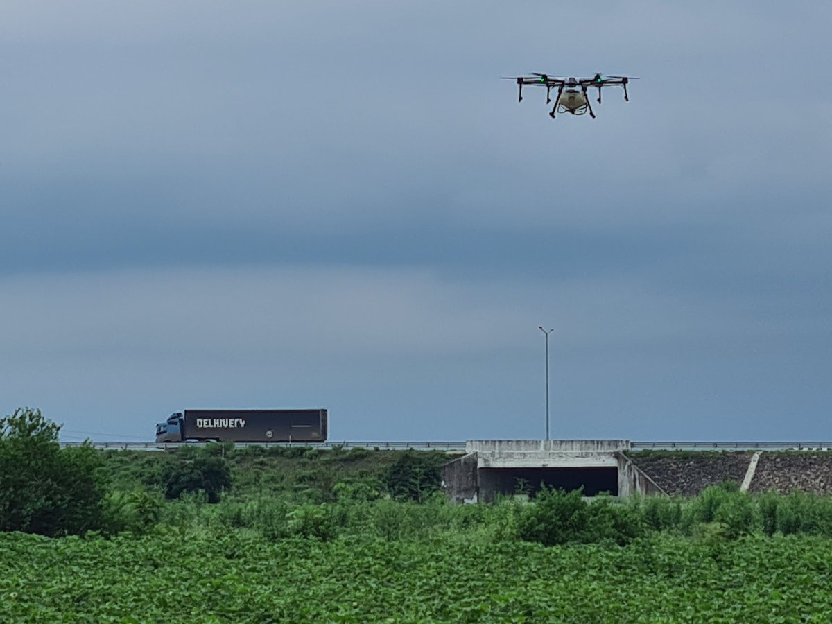 iiiiiiiiiiii_i_'s tweet image. #AgriDrones are here in rural Maharashtra. Kudos to startups 🚀🚀🚀  @salamkisan1