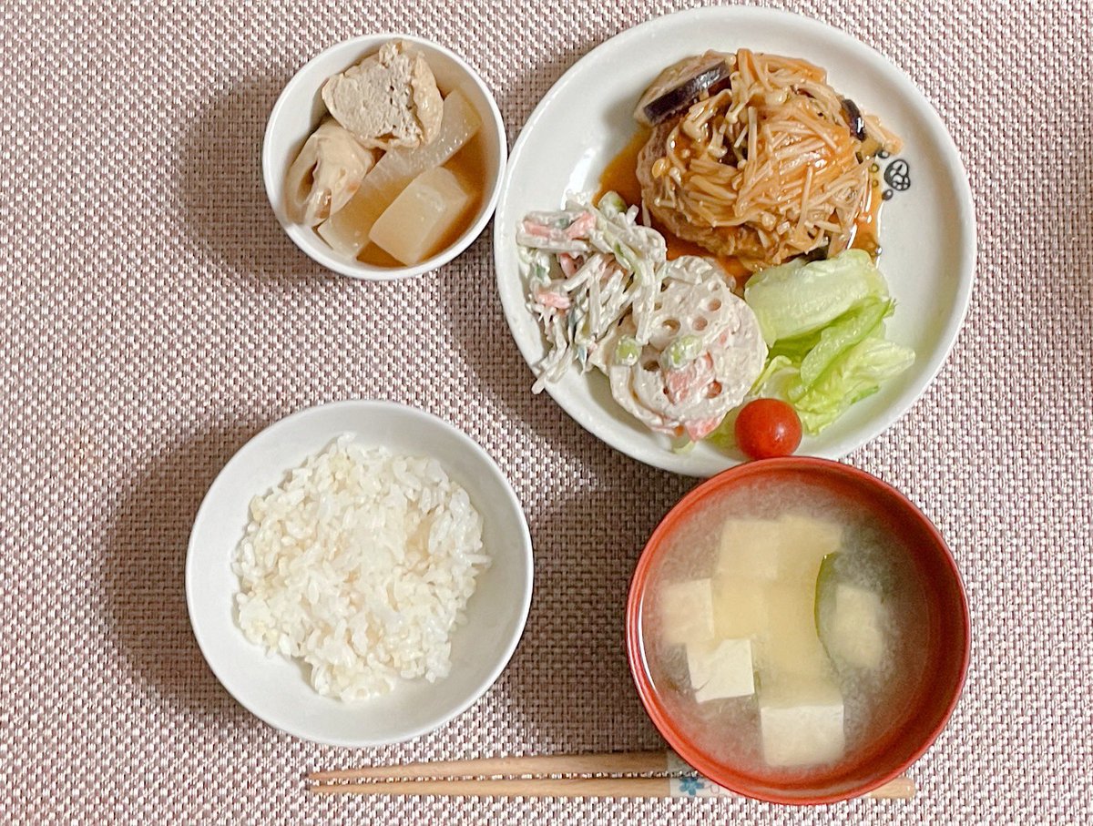 sio_o17's tweet image. 昼 サラダ🥗
  ゴーヤチャンプル(昨日の残り)
ゆで卵🥚
夜
白ご飯🍚
サラダ(レタス れんこんとごぼうのサラダ)
鶏肉の煮込みハンバーグ
煮物
 
 #ダイエット垢さんと繋がりたい  #ダイエット垢  #ダイエット記録  #ダイエット飯
