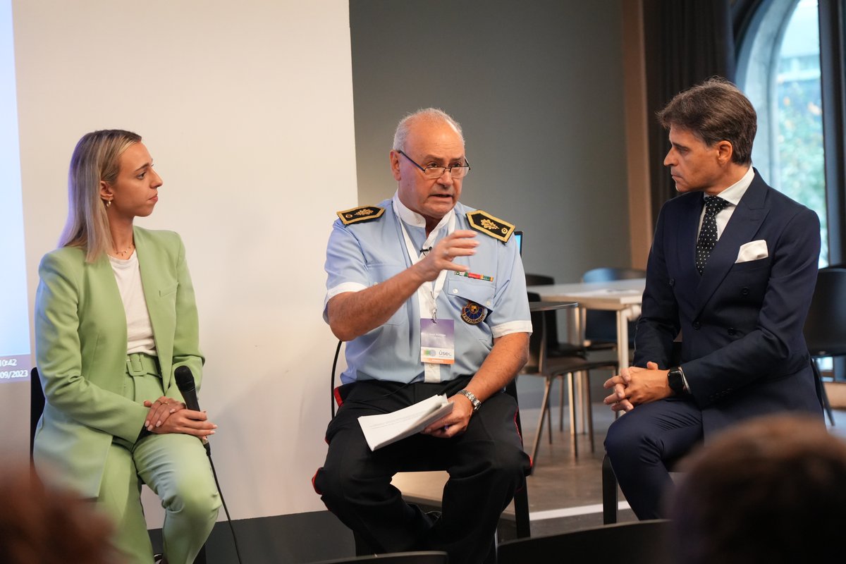 👮🏻‍♂️🚨 José Antonio Varela intendenteak Segurtasun, Larrialdi eta Mugikortasun Zerbitzuen teknifikazioari buruzko mahai bat moderatu du

👉 Teknologia berrien alde egin dugun apustua nabarmendu du, segurtasun teknologikoko Europako proiektuetan aktiboki parte hartuz