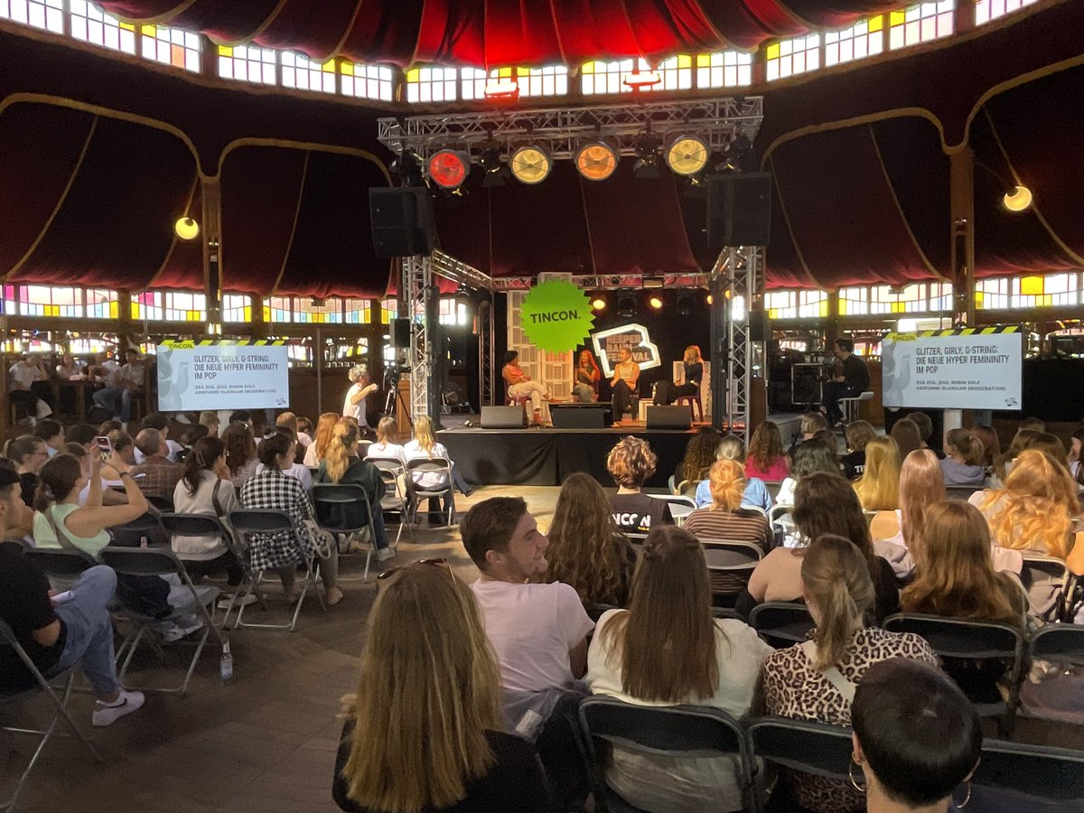 tincon's tweet photo. Glitzer, Pink &amp; lange Nägel. Was das mit Feminismus zu tun hat? Darüber sprechen Jess, @FunmiOlanigan, Zsá Zsá und Robin Solf im Panel "Die neue Hyper Femininity im Pop". #tincon23 @Reeperbahn_Fest https://t.co/lA6ZA8zeBs