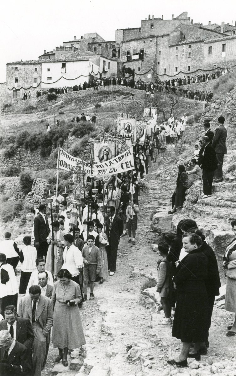aclurgell's tweet photo. #taldiacomavui a #Rocallaura #Urgell 
El 21  de 1954 el cardenal Benjamín de Arriba y Castro, arquebisbe de Tarragona, coronava la Mare de Déu del Tallat. Imatges de la Festa de la Coronació👑
@patrimonigencat @cc_urgell @novatarrega @RadioTarrega #XAC #festesreligioses https://t.co/wlZlRJAox9