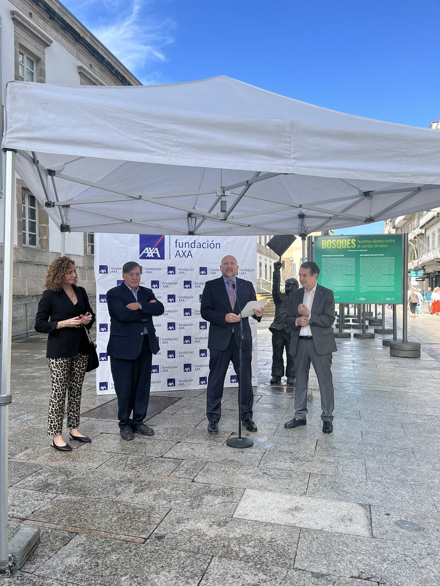 FundacionAXA's tweet photo. 🌲🌞 Mañana de medioambiente y fotografía en Vigo en la inauguración de la exposición “Bosques: nuestros aliados frente al cambio climático”, comisionada por @joaquinaraujo con Fran Parra, @abelcaballero y @MJ_Ballestero. https://t.co/q4ovqtUKLx