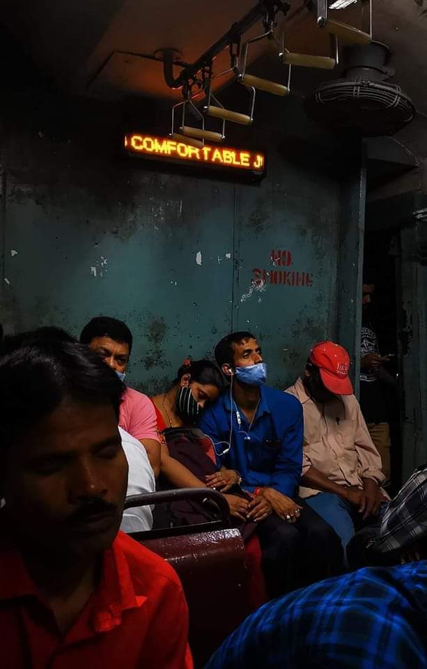 Kitabganj1's tweet photo. नए शहर में 
पुराने किताब की तरह मिलता है। 

कोई है इस शहर में 
अब भी
जो बिना बात के मिलता है।

हाथ बढ़ाने पर
गले ही लगा लेता है
एक इंसान इस शहर में 
पुराने मिज़ाज से मिलता है।। 

(फ़ोटो: Sammya Brata ) https://t.co/MXExlfk5xo