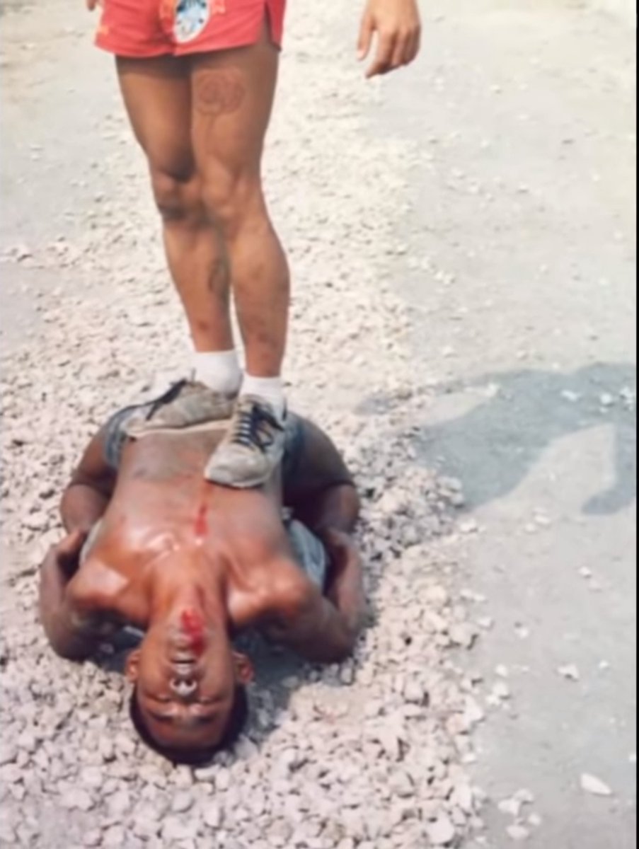 군인은 사람이 아니다. 소모품에 불과하다. 좆달고 태어 났으면 전쟁터에서 총알받이로 싸우다 뒤지는게 영광스러운 것이고 그게 아니라면 선임들 빠따 쳐맞고 훈련하다가 뒤지는것이 영광 스런 죽음이다. 남자니까 군인 이니까 해병이니까 당연히 그래야 하는것이다. 군말없이 받아들여라.