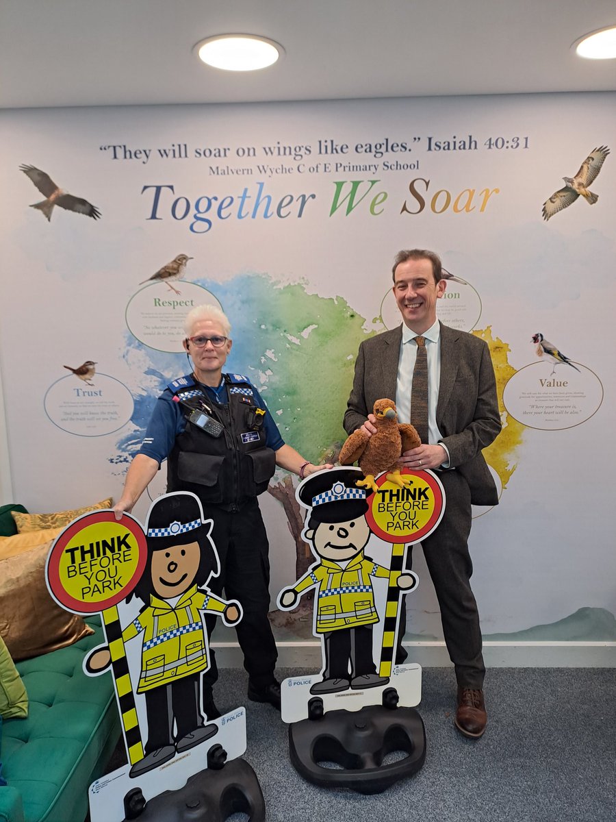 MalvernCops's tweet photo. PCSO Watson @WycheCE  delivering Road Safety Signs @WMerciaPolice Head Teacher at the Wyche Primary School is Stephen Murphy, we would ask for everyone to Think Before You Park @WMerciaRoads @WMerciaPolice #PolicePromise #PrioryWellsSNT PCSO 6209 https://t.co/itFgUMRgiu